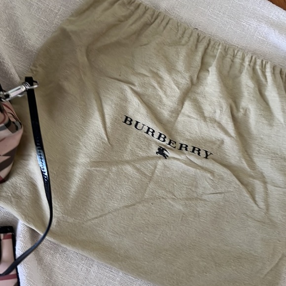 Burberry Handbag Tote ๐ - Picture 2 of 13